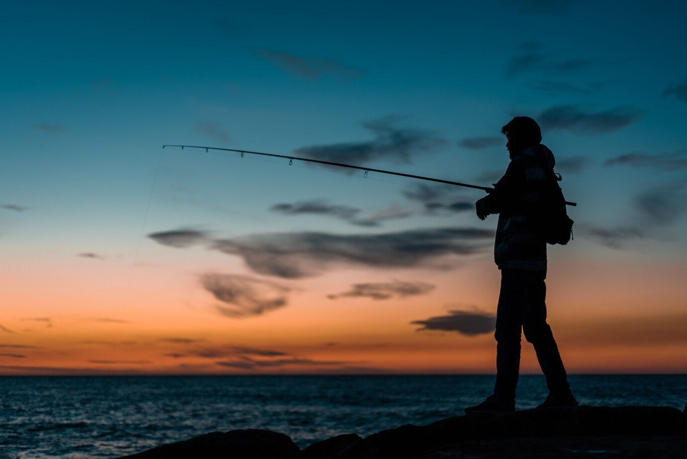 silueta-persona-pescando-mar_181624-25932